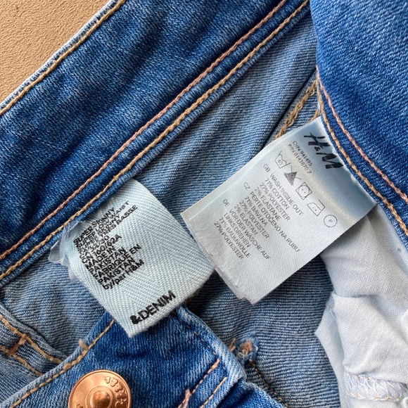 H&M Low-Rise Jeans, Size 24 - Picture 4 of 5